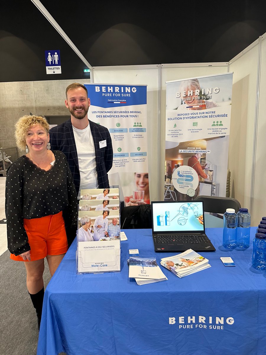 Sandrine et Guillaume sont au congrès #age3 de #Nancy pour présenter notre solution d'hydratation sécurisée qui répond aux exigences Q2.8 de l’ARS. Une eau fraîche, plate ou pétillante pour les cas de dysphagie, parce qu'un patient bien hydraté est un risque évité 💧.