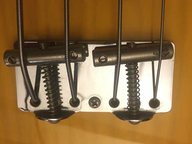 spin_t_'s tweet photo. アメビン2 OPBが売れてリプレイスパーツたくさん出るとイイなー

OPBらしさは裏通し2wayサドルだと思うけど

オクターブピッチ合わない→
斜めにする(1枚目)→
イモネジに弦落ちする...😕(2枚目)

という問題が

だから、スパイラルのイモネジ間長くなったやつほしい！！(3枚目) https://t.co/Q1f5AV0tfD