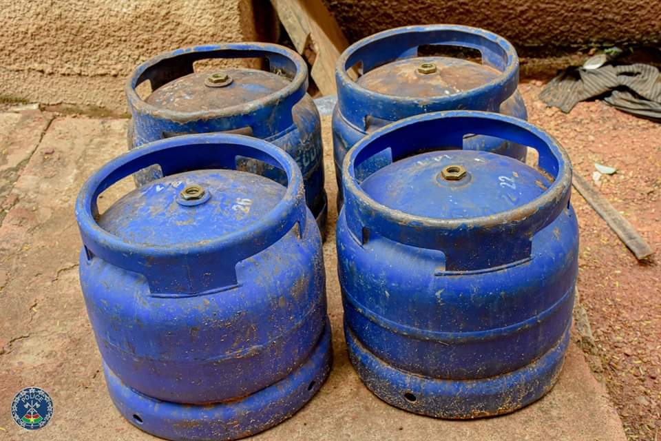 JusteMien's tweet photo. #Ouagadougou #Lutte contre l’insécurité : Un malfrat et ses acolytes aux arrêts par le Commissariat de #police judiciaire de l’arrondissement de #Baskuy. Le présumé est auteur de plusieurs vols à Ouagadougou, dans les quartiers #Kamboinsin, #Bassinko, #Nagrin et #Zagtouli. #Iwili https://t.co/aTHfqRmH71