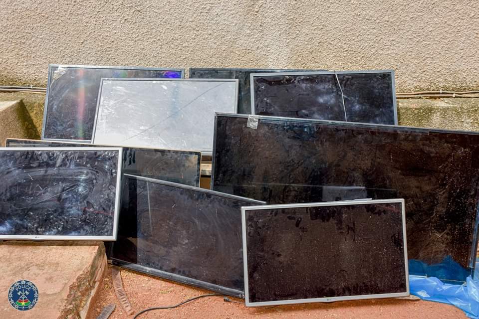JusteMien's tweet photo. #Ouagadougou #Lutte contre l’insécurité : Un malfrat et ses acolytes aux arrêts par le Commissariat de #police judiciaire de l’arrondissement de #Baskuy. Le présumé est auteur de plusieurs vols à Ouagadougou, dans les quartiers #Kamboinsin, #Bassinko, #Nagrin et #Zagtouli. #Iwili https://t.co/aTHfqRmH71