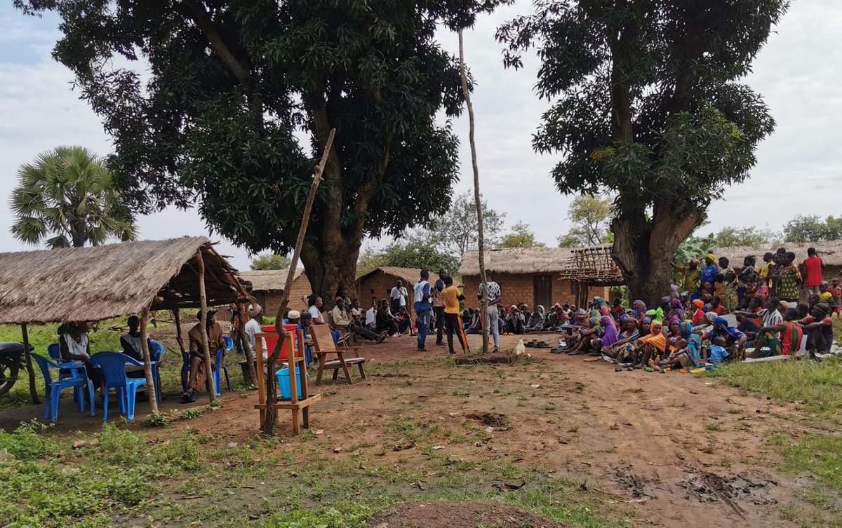 UNICEF_CAR's tweet photo. #Bozoum hosts a large population of returnees from #Chad &amp; #Cameroon with urgent needs as a result of the humanitarian crisis. 
@UNICEF, w/@USAID @EDA_DFAE @eu_echo @Sida support, rehabilitated 6 wells for clean water access &amp; will provide cash transfers to 277 families #CashRRM https://t.co/eUnQuFDaiA