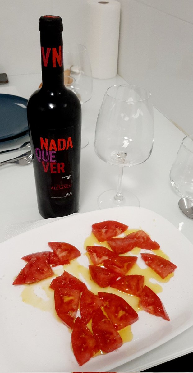 SergioMaBal's tweet photo. Últimos tomates de la huerta y NADA QUE VER, crianza especial de maturana tinta de bodegas Martínez Alesanco.
#maturanatinta #badaran #rioja https://t.co/U3KBEFFlcP
