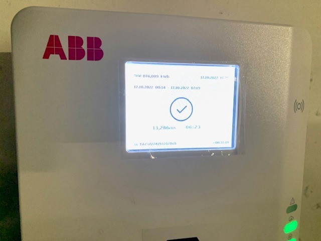 Liebe @ABB_EVCharging, ihr seid doch die grossen, modernen Elektrotechniker. Das Display eurer #Wallbox leuchtet völlig unnötig 24/7, ob geladen wird oder nicht. Könnt ihr das bitte ändern?