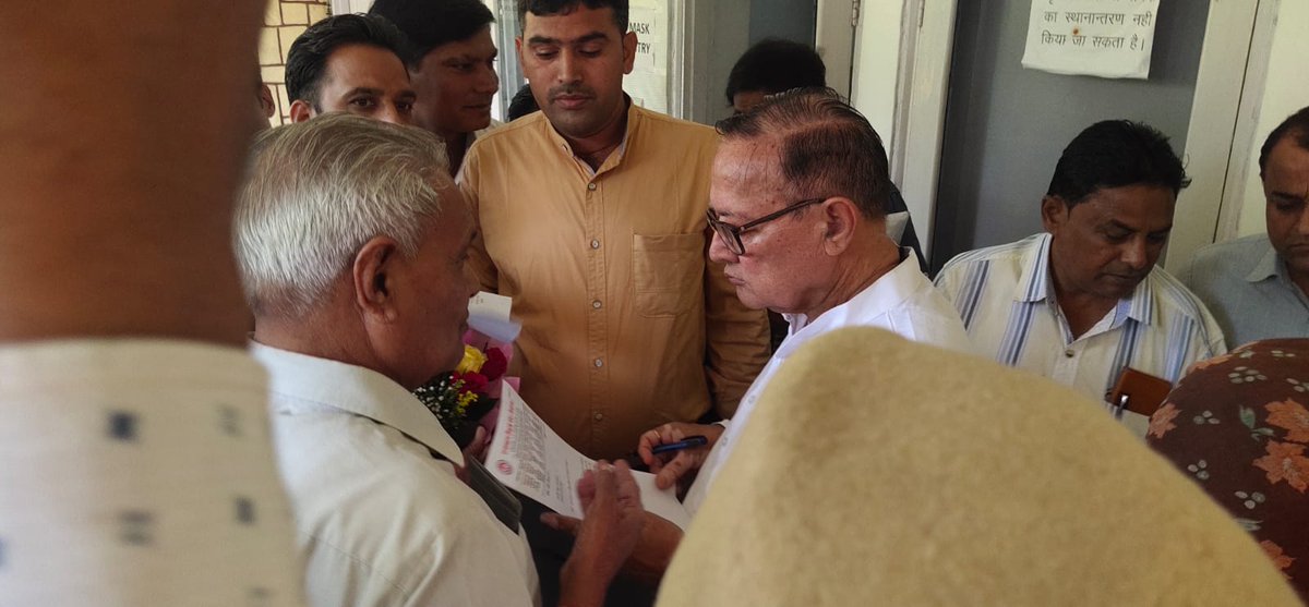 rishi_paakad's tweet photo. असमान विषय में यूजी पीजी की योग्यता रखने वाले लाखों शिक्षकों को व्याख्याता पदोन्नति में राहत देने हेतु शिक्षामंत्री @DrBDKallaINC जी से मिलकर जल्द शिक्षा नियम 2021 में संशोधन की मांग करी।
#व्याख्याता_पदोन्नति_नियम_संशोधन
@ashokgehlot51 @DrArchanaINC
@SachinPilot @rajeduofficial https://t.co/rz8lB8kYl0