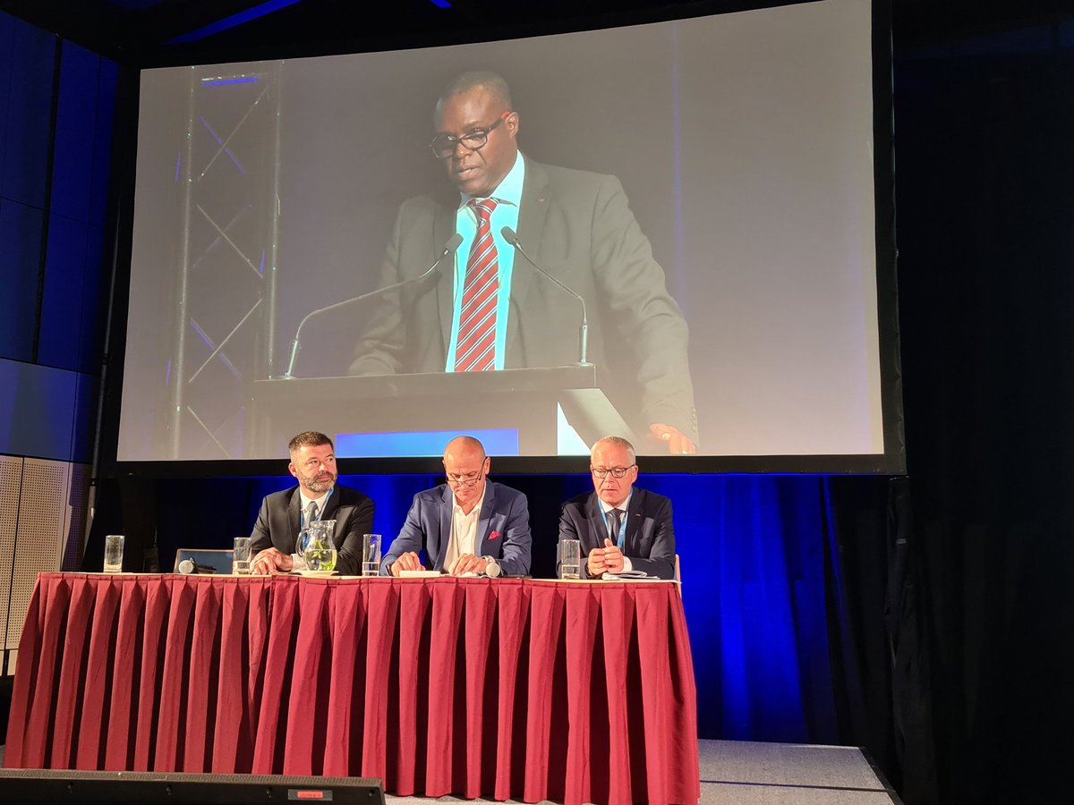 milanhoraplzen's tweet photo. 68th annual conference of @CUS_CLS_JEP #CUS22 in Olomouc, CZ opened with session of invited lectures. Including inspirative lecture of official representative of @Uroweb @NDowJames. #uroczech https://t.co/OB8bIgntTU