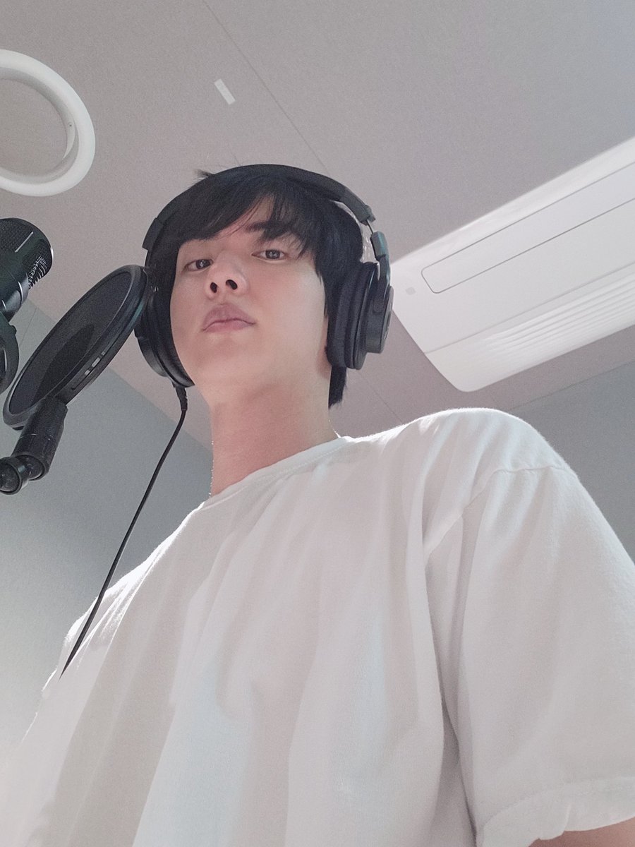 jinniesarchives's tweet photo. the set                                                 the selca https://t.co/pm6JIkyGp5