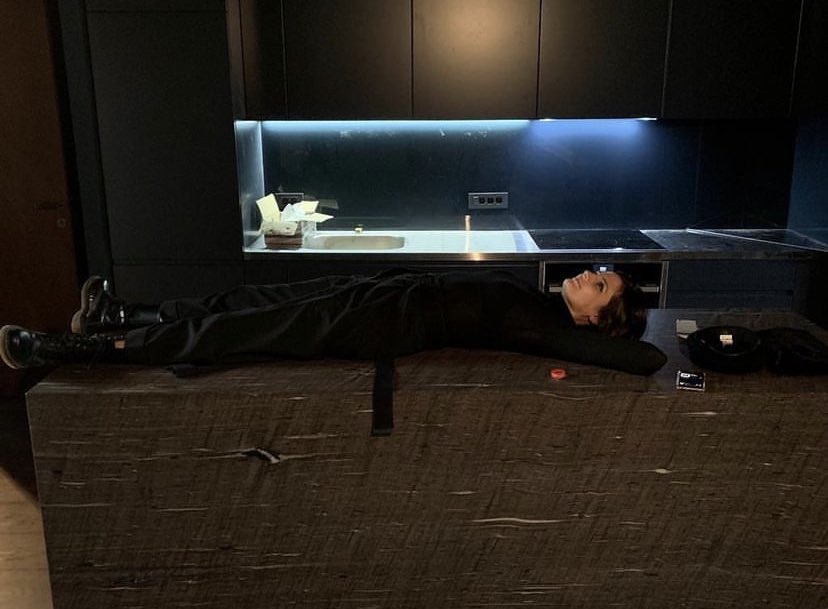 CastleFan09's tweet photo. Look at her 😍😍 also, no one does a hashtag like Stana Katic 🤣 #PlankingButTheOtherWay https://t.co/kFkeGK6YJX