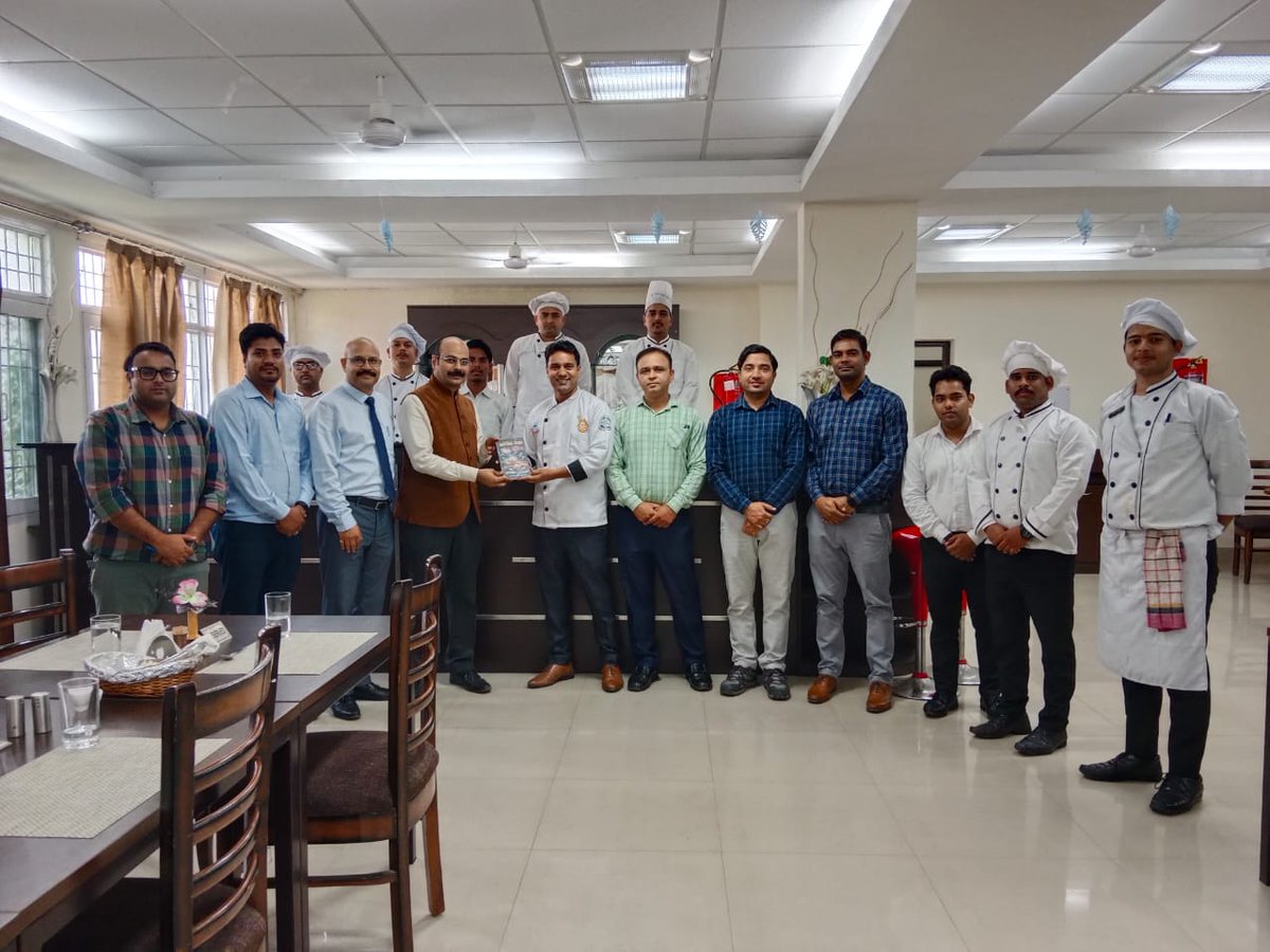 ScriptorPub's tweet photo. कुरुक्षेत्र के डिपार्टमेंट ऑफ टूरिज्म एंड होटल मैनेजमेंट में मंगलवार दिनांक 18 अक्टूबर को यूनिवर्सिटी की डीन प्रोफेसर मंजुला चौधरी ने विभाग के अनुबंधित सहायक प्रोफेसर शेफ़ अमित जांगड़ा द्वारा लिखी गई पुस्तक "अमेजिंग गाइड ऑफ़ बेकिंग "का विमोचन किया | https://t.co/0qkLjM4564