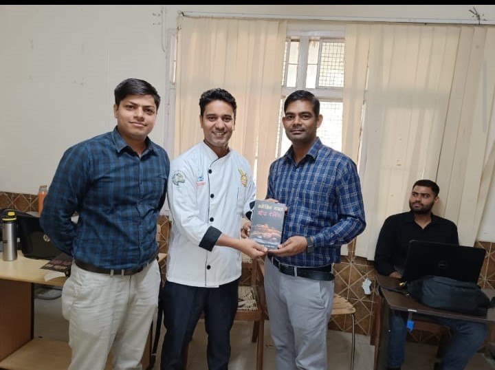 ScriptorPub's tweet photo. कुरुक्षेत्र के डिपार्टमेंट ऑफ टूरिज्म एंड होटल मैनेजमेंट में मंगलवार दिनांक 18 अक्टूबर को यूनिवर्सिटी की डीन प्रोफेसर मंजुला चौधरी ने विभाग के अनुबंधित सहायक प्रोफेसर शेफ़ अमित जांगड़ा द्वारा लिखी गई पुस्तक "अमेजिंग गाइड ऑफ़ बेकिंग "का विमोचन किया | https://t.co/0qkLjM4564