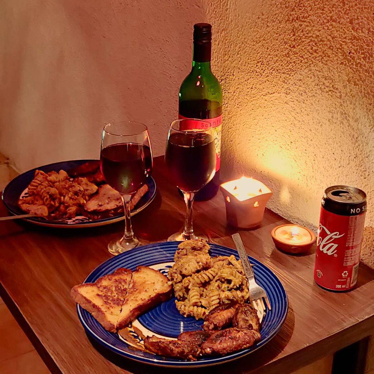 sarpotdar_eshan's tweet photo. @fasnbty Pasta and wine! 

#ThrowbackThursday #loveforcooking #Goodtimes https://t.co/jZ0PmcDCzT