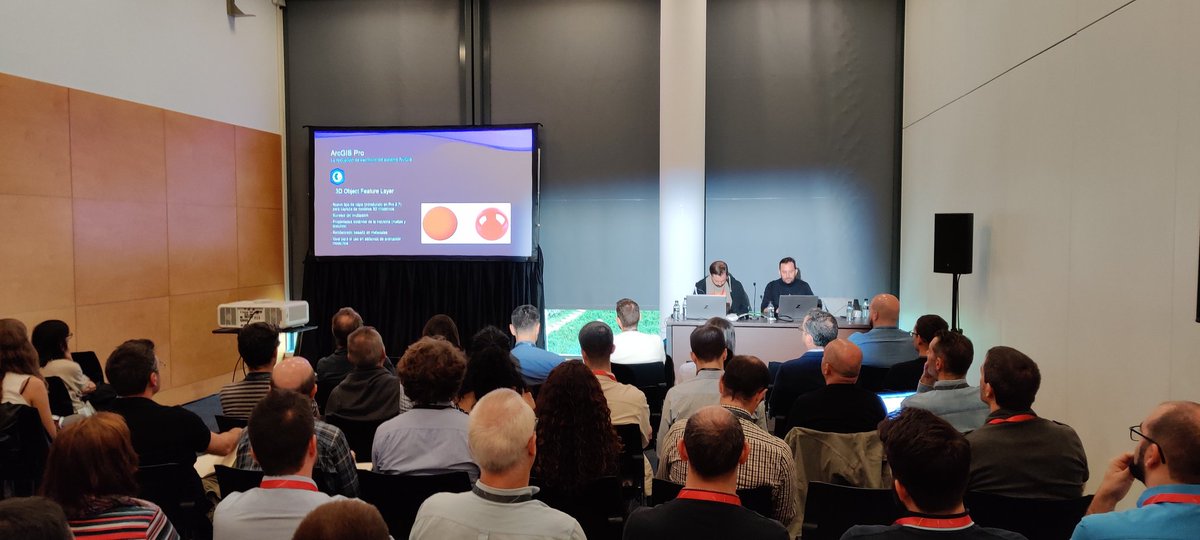 MundoGISter's tweet photo. Soldout (como siempre) en la movida 3D que llevan haciendo desde 2017 @IsaacSCastro y @antonio_remirez en la #CEsri22 🤣🤣  @Esri_Spain https://t.co/4OJrezgTiQ