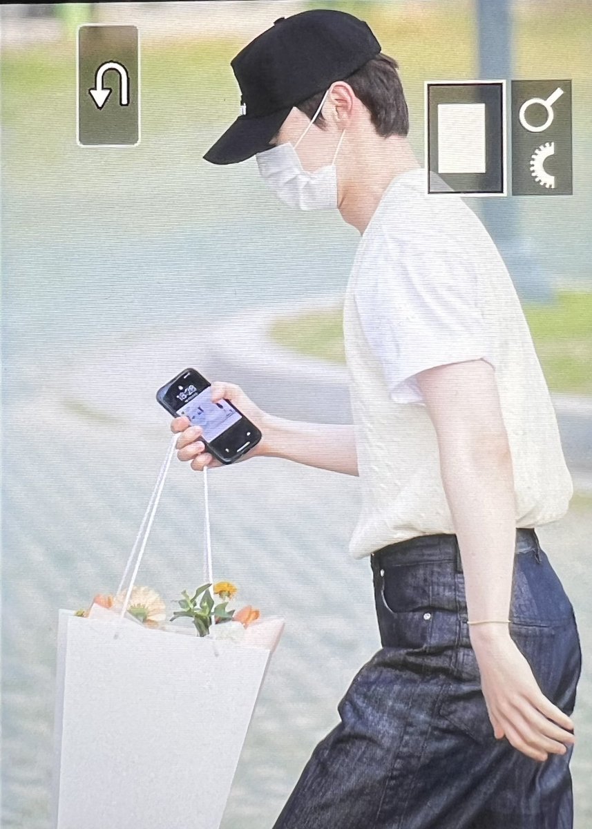 Eternally_hmh's tweet photo. 제가 가장 좋아하는 영화는 노팅힐입니다.

그 영화의 분위기와 색감도 너무 좋아하고
거기 나오는 배우들의 패션까지도
정말 마음에 들어요. https://t.co/gROUqWCNVm