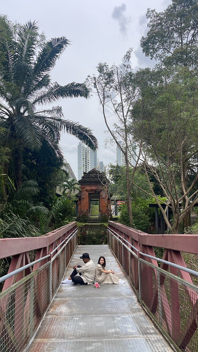 studiohakimSG's tweet photo. Always. Always have fun with the people around you.
.
Presented with two options, Always choose the positive one.
.
Articulate. Direct. Relay. Empathize.
.
At the end of the day, see how you can add value to the other party and how you have affect them positively.
.
#outwardbound https://t.co/GPZB7RM5v5