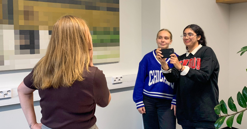 KaskasMedia's tweet photo. Tunnetko nuorten slangin paremmin kuin kaskaslaiset? Saimme lokakuussa joukkoomme kaksi TET-harjoittelijaa, Taran ja Lamyaen!

TET-harjoittelu oli myös meille tosi antoisa ja opimme nuorilta paljon. Testaa itse, miten hyvin ymmärrät nuorison kieltä! #viestintä #nuoret #slangi