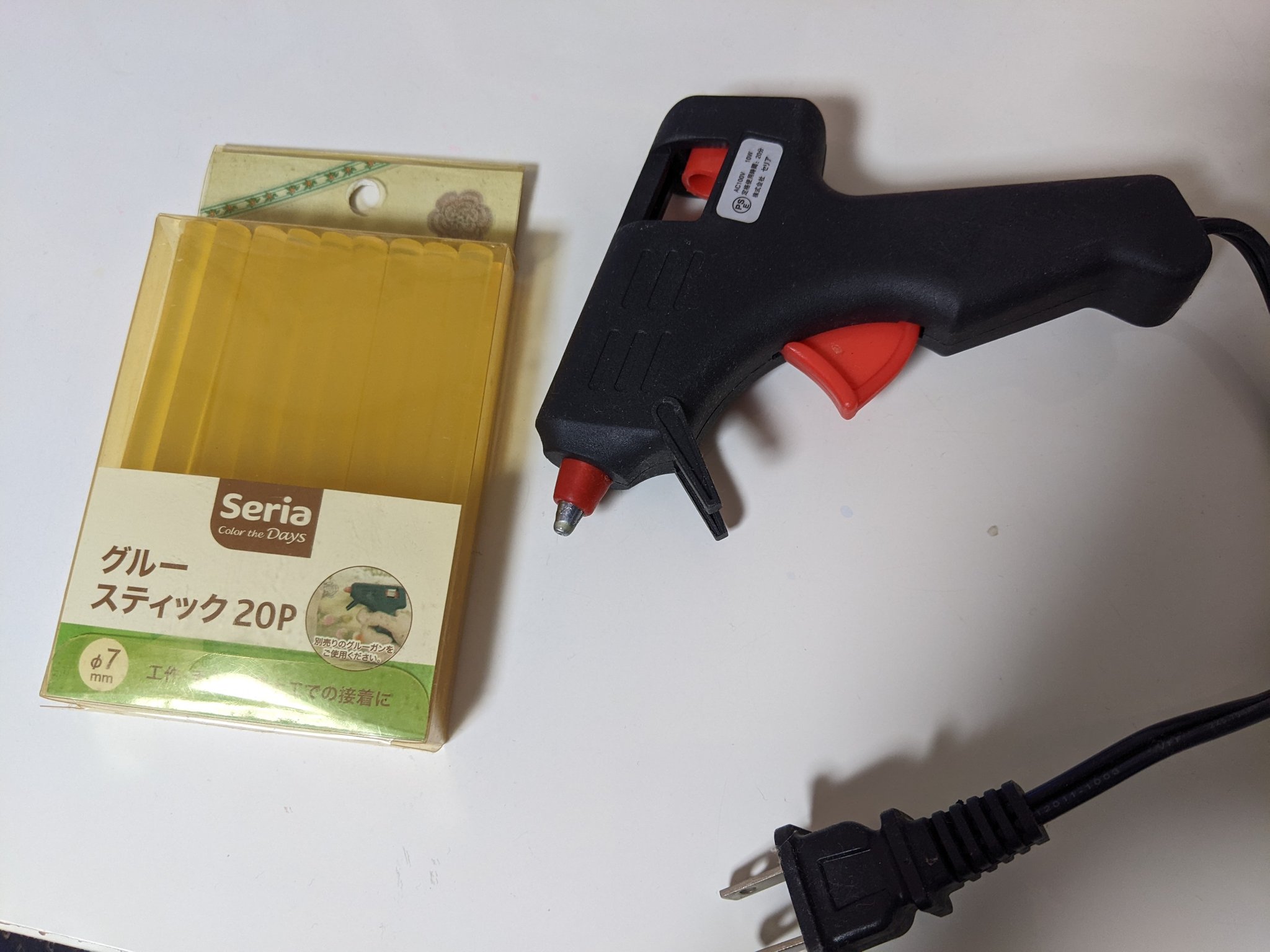 たまや Tamaya 買うだけ買って放置してたセリアのグルーガン やっと触ってみる グルースティックの黄色は経年劣化ですふるえごえ それにしてもコード短いなあ ２５センチしかない T Co 4zwmzt137i Twitter