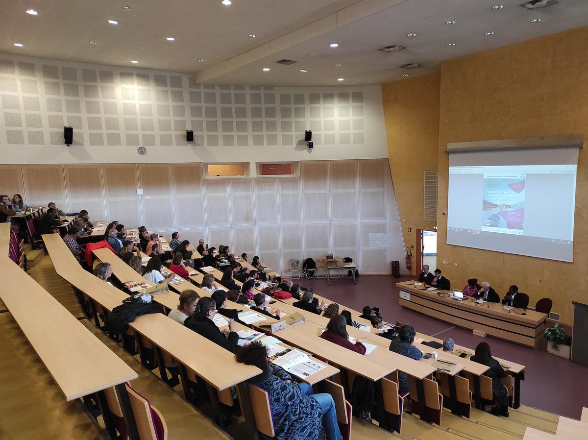 📍 En direct des 11e Rencontres de <a href="/IRenaudot/">Institut Renaudot</a> dans la Ville de #Bourges

👥🎙️Premier temps fort de ces deux journées autour d'une table ronde sur les #démarchescommunautaires en santé avec <a href="/RuschEmmanuel1/">Rusch Emmanuel</a> <a href="/SFSPasso/">Société Française de Santé Publique</a> <a href="/assoAIDES/">Association AIDES</a> <a href="/ville_albi/">Ville d'Albi</a> <a href="/Gildasvieira1/">Dr Gildas Vieira</a> <a href="/BourgesBerry/">Bourges Berry Tourisme</a>