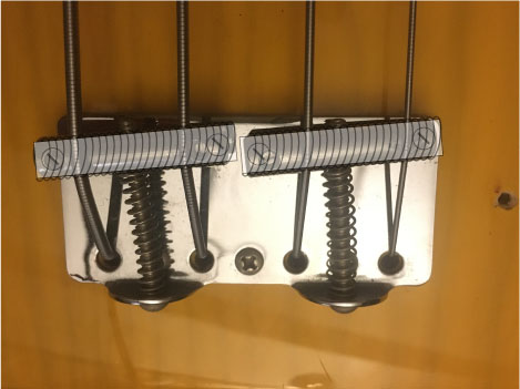 spin_t_'s tweet photo. アメビン2 OPBが売れてリプレイスパーツたくさん出るとイイなー

OPBらしさは裏通し2wayサドルだと思うけど

オクターブピッチ合わない→
斜めにする(1枚目)→
イモネジに弦落ちする...😕(2枚目)

という問題が

だから、スパイラルのイモネジ間長くなったやつほしい！！(3枚目) https://t.co/Q1f5AV0tfD