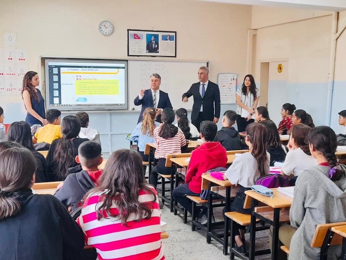 BismilEgitim's tweet photo. Bismil İlçe Milli Eğitim Müdürü Aydın Ak okulumuzu ziyaret ederek öğretmenlerimizle ve öğrencilerimizle görüşüp açılacak olan kütüphanemizi ziyaret etmiştir. https://t.co/qQ1nnVqnxG