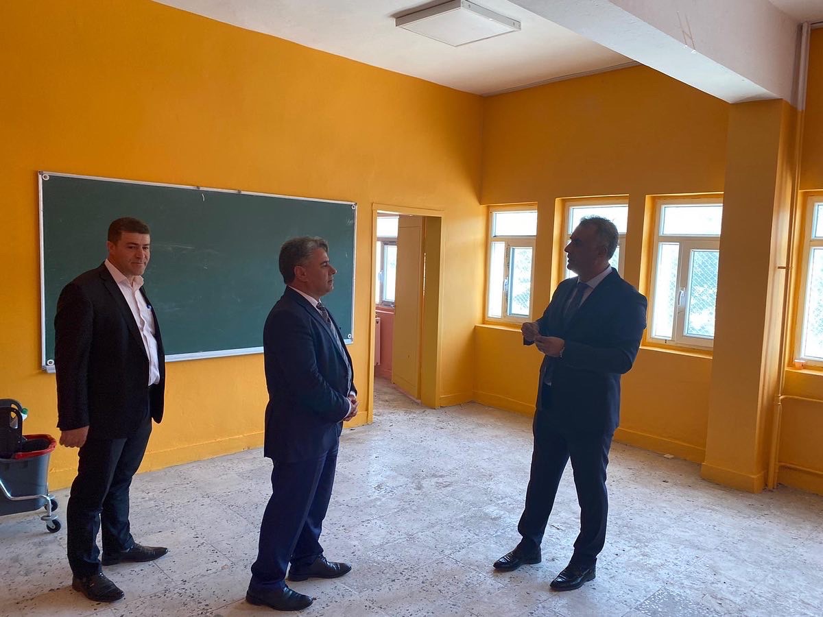 BismilEgitim's tweet photo. Bismil İlçe Milli Eğitim Müdürü Aydın Ak okulumuzu ziyaret ederek öğretmenlerimizle ve öğrencilerimizle görüşüp açılacak olan kütüphanemizi ziyaret etmiştir. https://t.co/qQ1nnVqnxG