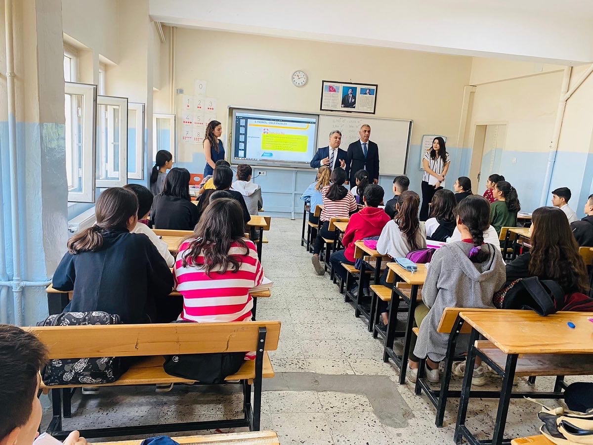 BismilEgitim's tweet photo. Bismil İlçe Milli Eğitim Müdürü Aydın Ak okulumuzu ziyaret ederek öğretmenlerimizle ve öğrencilerimizle görüşüp açılacak olan kütüphanemizi ziyaret etmiştir. https://t.co/qQ1nnVqnxG