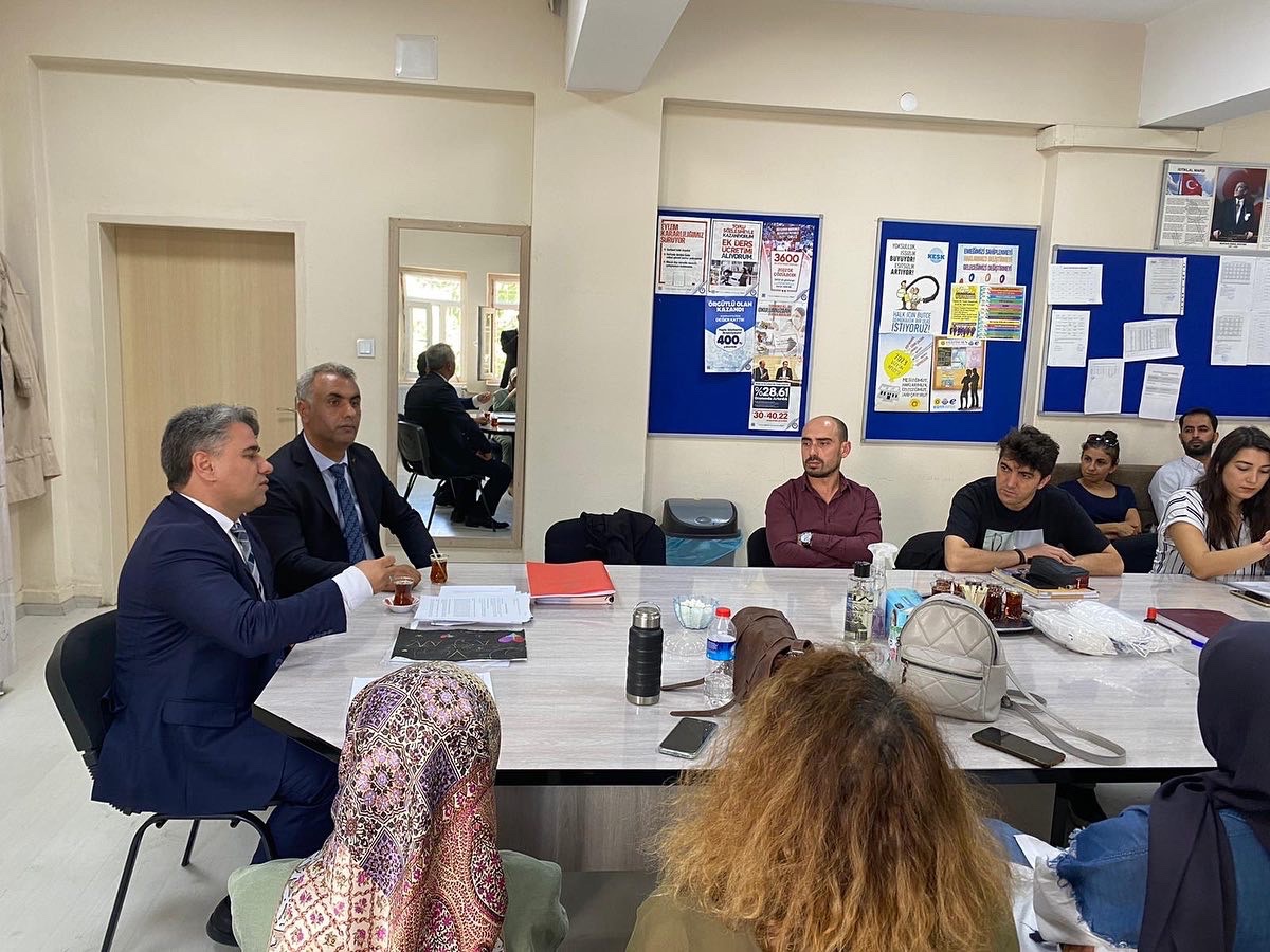 BismilEgitim's tweet photo. Bismil İlçe Milli Eğitim Müdürü Aydın Ak okulumuzu ziyaret ederek öğretmenlerimizle ve öğrencilerimizle görüşüp açılacak olan kütüphanemizi ziyaret etmiştir. https://t.co/qQ1nnVqnxG