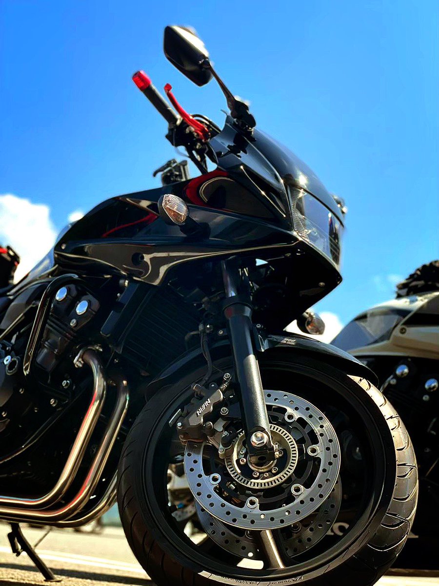 ays_l05's tweet photo. 名前 : ぁゃ
年齢：20代
身長 : 169
住み : 埼玉⇔東京
愛車 : CB400SB（NC42）

バイクは昨年の2月に納車🔰

車とバイクが好き。

※免許マニアです。
あとは大特二種・牽引二種のみ。

よろしくお願いします👏

 #バイク乗りとして軽く自己紹介
#バイク乗りと繋がりたい 
#バイク女子 https://t.co/hSCSmJpgtf
