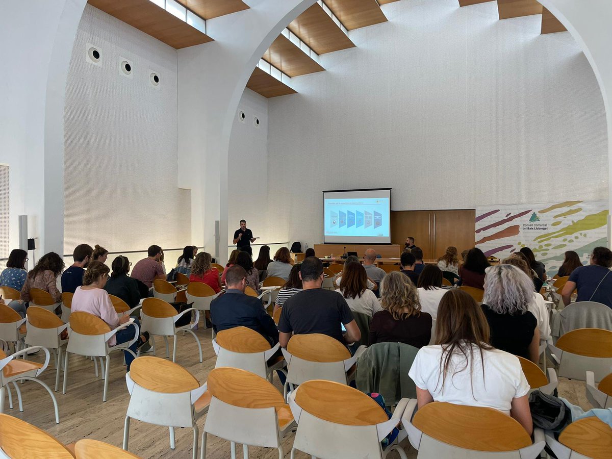 sebll3's tweet photo. Primera sessió de la @xarxaCb. Enguany treballem al voltant del nou currículum. Comencem la reflexió a partir del vector de perspectiva de gènere amb els centres de @sebll3 @sebll8 i Sant Feliu. https://t.co/3LaLWchuLF