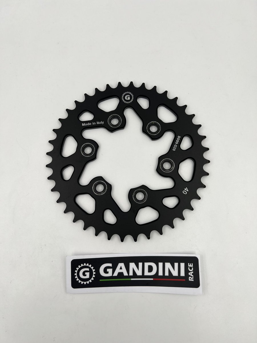 JAMPSD_STAFF's tweet photo. あの鈴木竜生選手の車両にも装着されている
GANDINI RACE‼️
世界の様々なレースシーンで見ることができる超有名なスプロケットメーカーです！
とてもおしゃれでかっこいい！！
大好評発売中です！！
#GANDINI #MotoGP #WSBK
#超かっこいいスプロケット
https://t.co/KKyTv50Jzs https://t.co/l0vHfXm4eO
