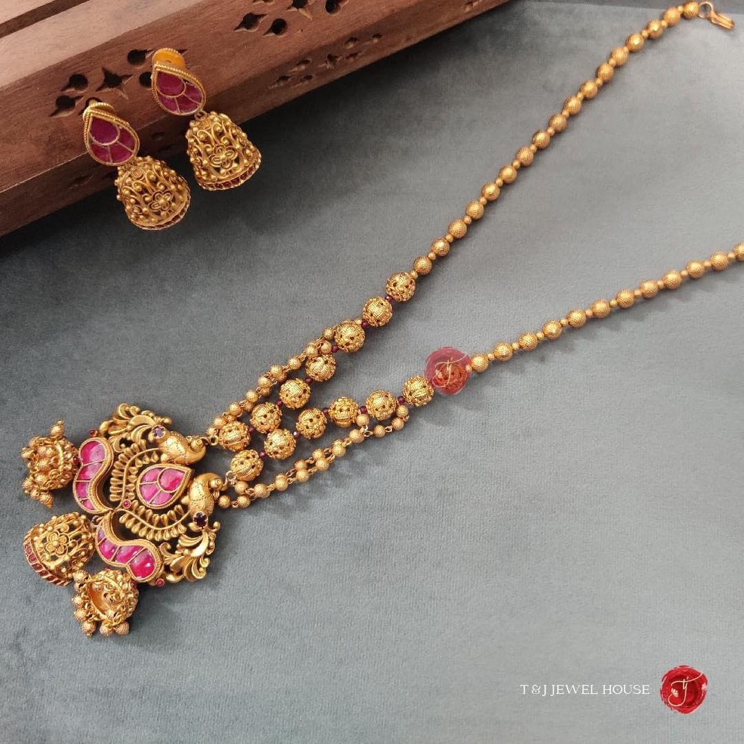 Offering understated elegance in tones of gold and pink, a statement minimal temple jewellery for the subtle you.

For Orders/Inquiries/Appointments:
Email: info@tandiiewelhouse.com
WhatsApp: +91 94088 85678
 #ClassicJewellery #FestiveWear
#DesignerJewellery #FestiveJewellery