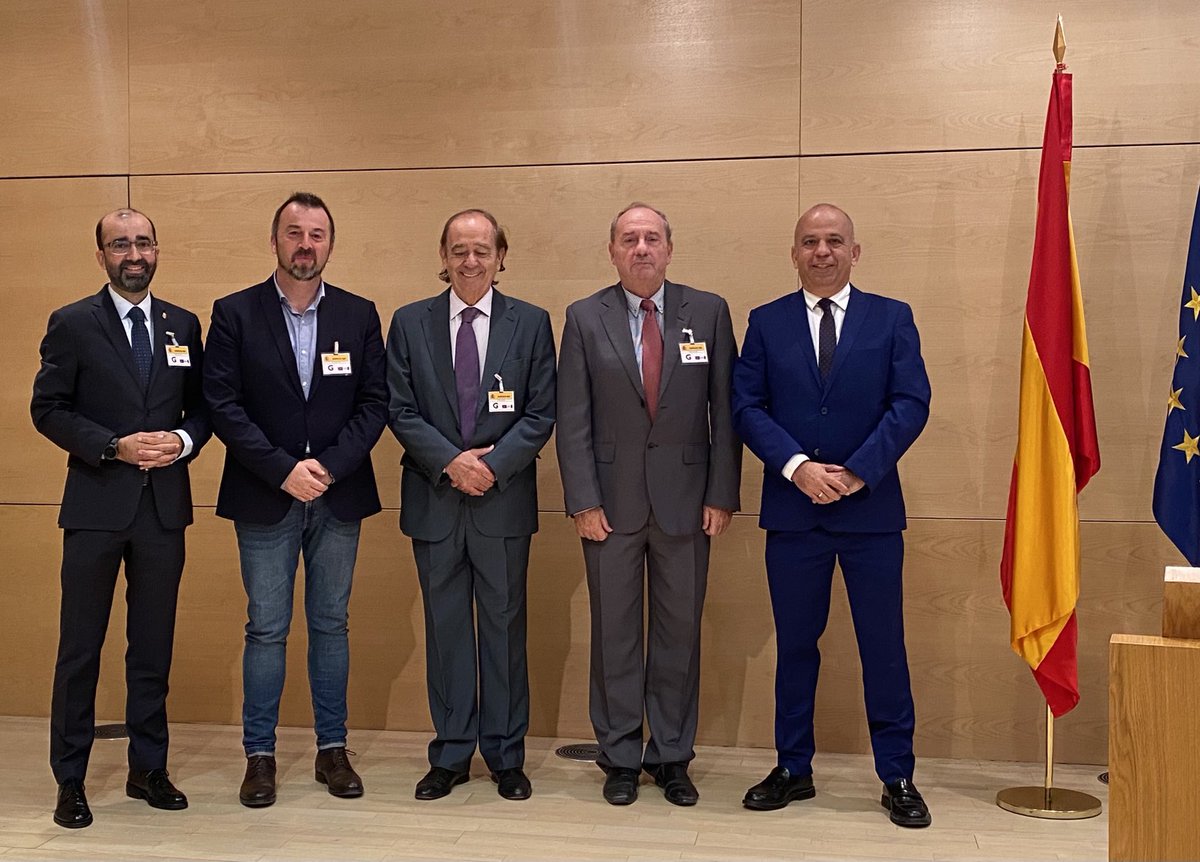 JJavier_Medina's tweet photo. Participamos en la Secretaría de Eº de Telecom, en 2º Congreso Era digital humanista, con la presentación “Transformación digital, ciudadanos y profesionales”. 727.000 especialistas TIC en España (un 3,8 del empleo) servicios digitales para usos de empresas gobiernos y ciudadanos https://t.co/vY51wTB4R6