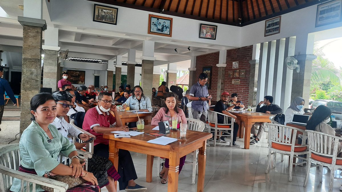 carlosbaca83's tweet photo. Press conference kicking off the activities of the Rural ICT Camp 2022 and the School of #CommunityNetworks in Tembok, Bali... Great days are ahead thanks to all the organization and care that @commonroom_id has been put into this. https://t.co/djL1iXuvSx