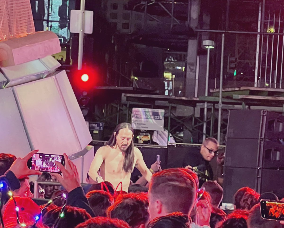 metisartgirl's tweet image. @adobemax @adobemax What can I say?! What an epic night. @steveaoki at #maxbash was SO awesome.