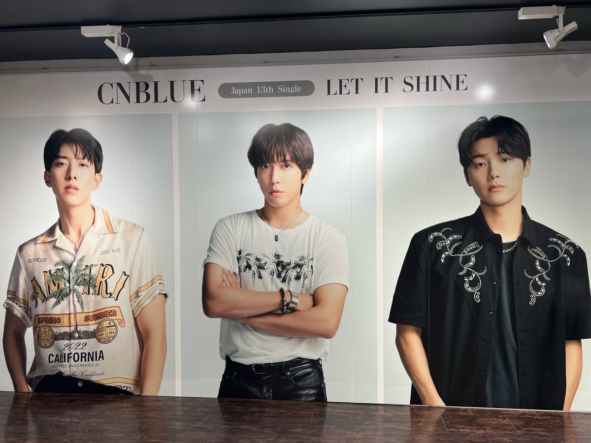 CNBLUE　 超レア　シーエヌブルー4人メンバー直筆サイン入り入手困難ポスター CNBLUE】 ／ NEWシングル「LET IT SHINE」 通常盤再入荷しました
