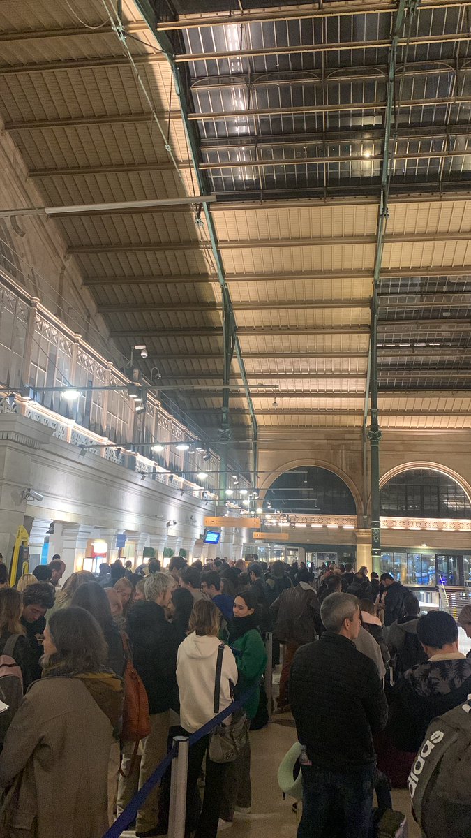 Marilups's tweet photo. One hour before the train leaves and nobody is working at passport control from France at @Eurostar https://t.co/grx45s6vn4