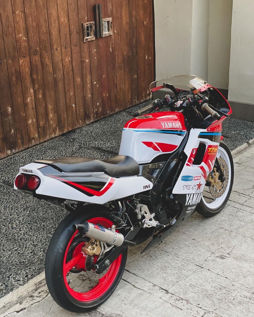 BikersRanger's tweet photo. Makin tua makin mengancam ! Yamaha TZM150 jentera YPVS terakhir di dunia ! 🤙🏻‼️
credit tuaituasik
#thebikersranger #bikersranger #TBRraretrok #SangapThrottle #2strokeindonesia #2strokelunatic #2strokefaster #2strokelovers #novadash #yamahatiara #nsrsp #ninjarr #2tracing https://t.co/0mokf8jc0h