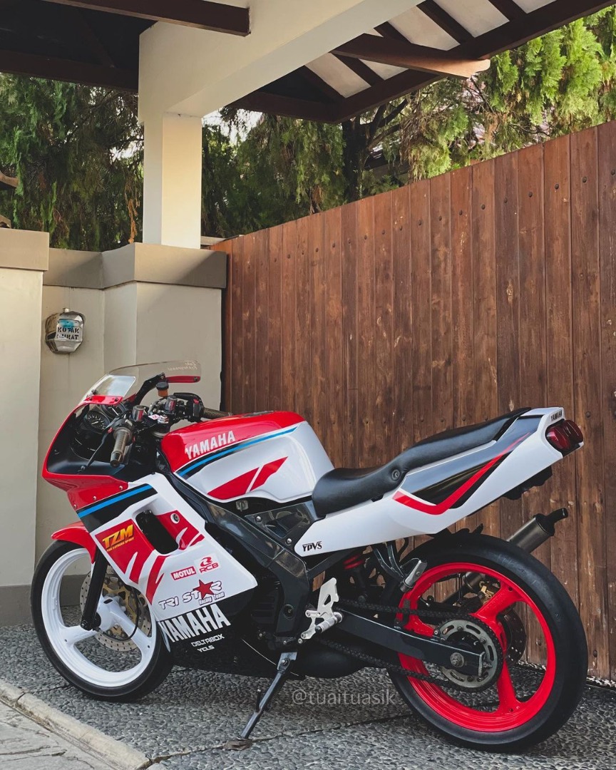 BikersRanger's tweet photo. Makin tua makin mengancam ! Yamaha TZM150 jentera YPVS terakhir di dunia ! 🤙🏻‼️
credit tuaituasik
#thebikersranger #bikersranger #TBRraretrok #SangapThrottle #2strokeindonesia #2strokelunatic #2strokefaster #2strokelovers #novadash #yamahatiara #nsrsp #ninjarr #2tracing https://t.co/0mokf8jc0h