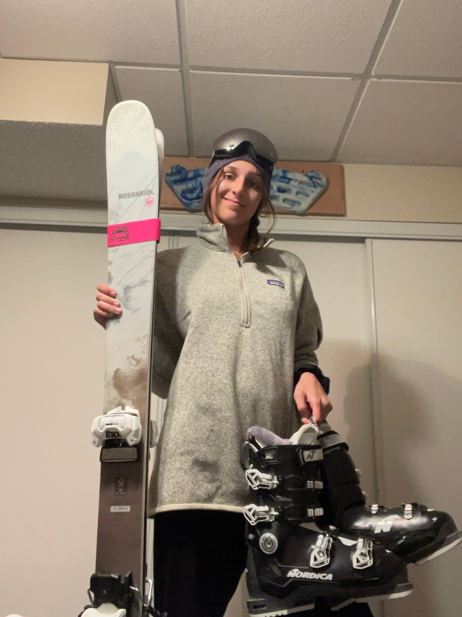 AbbsC03's tweet photo. Snow is officially in the weather forecast, so you know what that means. It's time to make skiing my whole personality again! All that's left is to get the #Rossignols tuned up at @mudsweatngears and ready to carve some fresh tracks! https://t.co/j7ZrWkFsZp