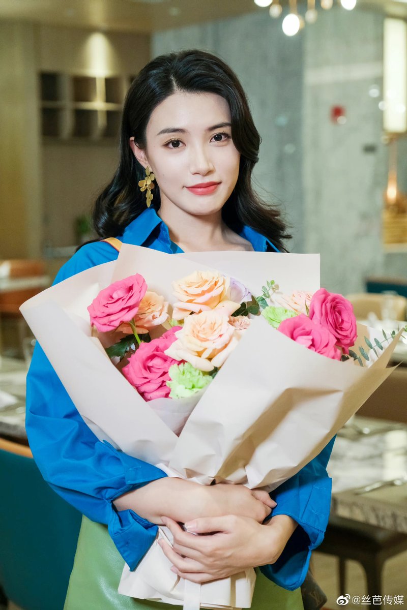 snh48_today's tweet photo. Congratulations to Xu JiaQi (Kiki) and Dai Meng (Diamond) of #SEN7ES (#SNH48 Honoured Graduates and #STAR48 artists) with Duan YiXuan, Captain of #SNH48 Team SII (5th generation) who completed the filming of the #SIBAVisual production "爱情,开袋即食" https://t.co/kLRwWGexB3