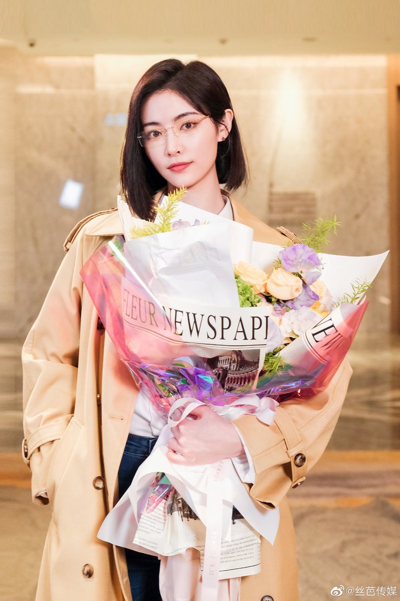snh48_today's tweet photo. Congratulations to Xu JiaQi (Kiki) and Dai Meng (Diamond) of #SEN7ES (#SNH48 Honoured Graduates and #STAR48 artists) with Duan YiXuan, Captain of #SNH48 Team SII (5th generation) who completed the filming of the #SIBAVisual production "爱情,开袋即食" https://t.co/kLRwWGexB3