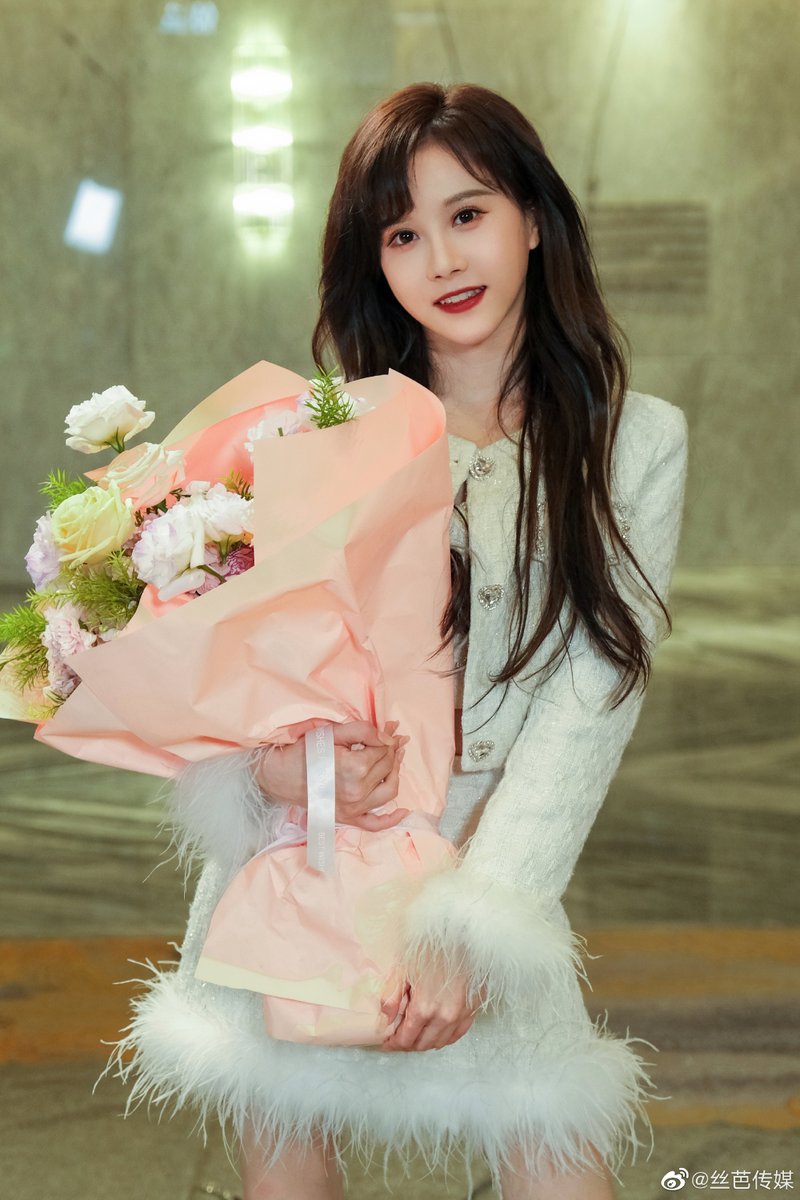 snh48_today's tweet photo. Congratulations to Xu JiaQi (Kiki) and Dai Meng (Diamond) of #SEN7ES (#SNH48 Honoured Graduates and #STAR48 artists) with Duan YiXuan, Captain of #SNH48 Team SII (5th generation) who completed the filming of the #SIBAVisual production "爱情,开袋即食" https://t.co/kLRwWGexB3