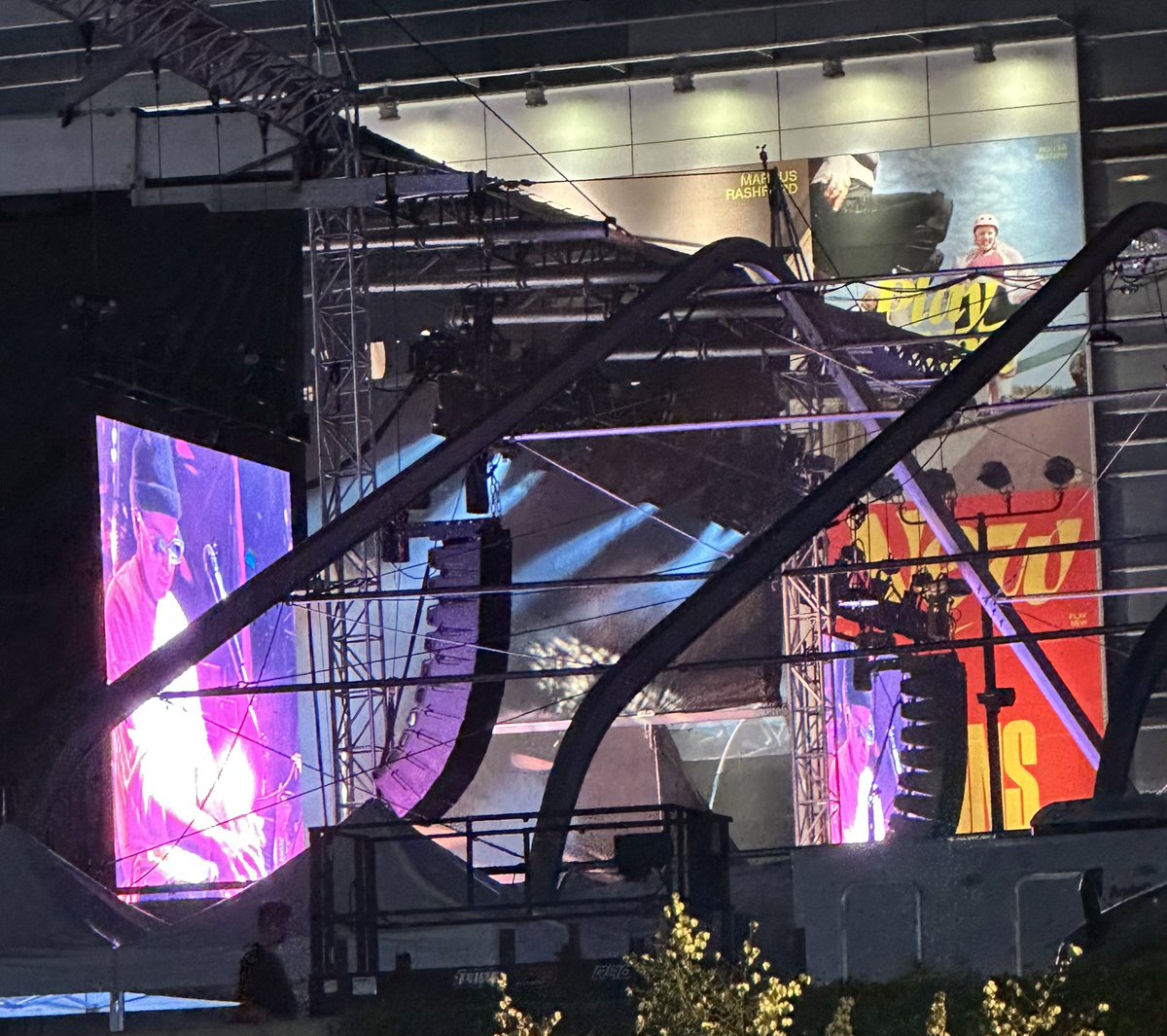 vane_sssaa's tweet photo. Not the best view but seeing them tonight from afar. 
#twentyonepilots https://t.co/clHdQR3cTR