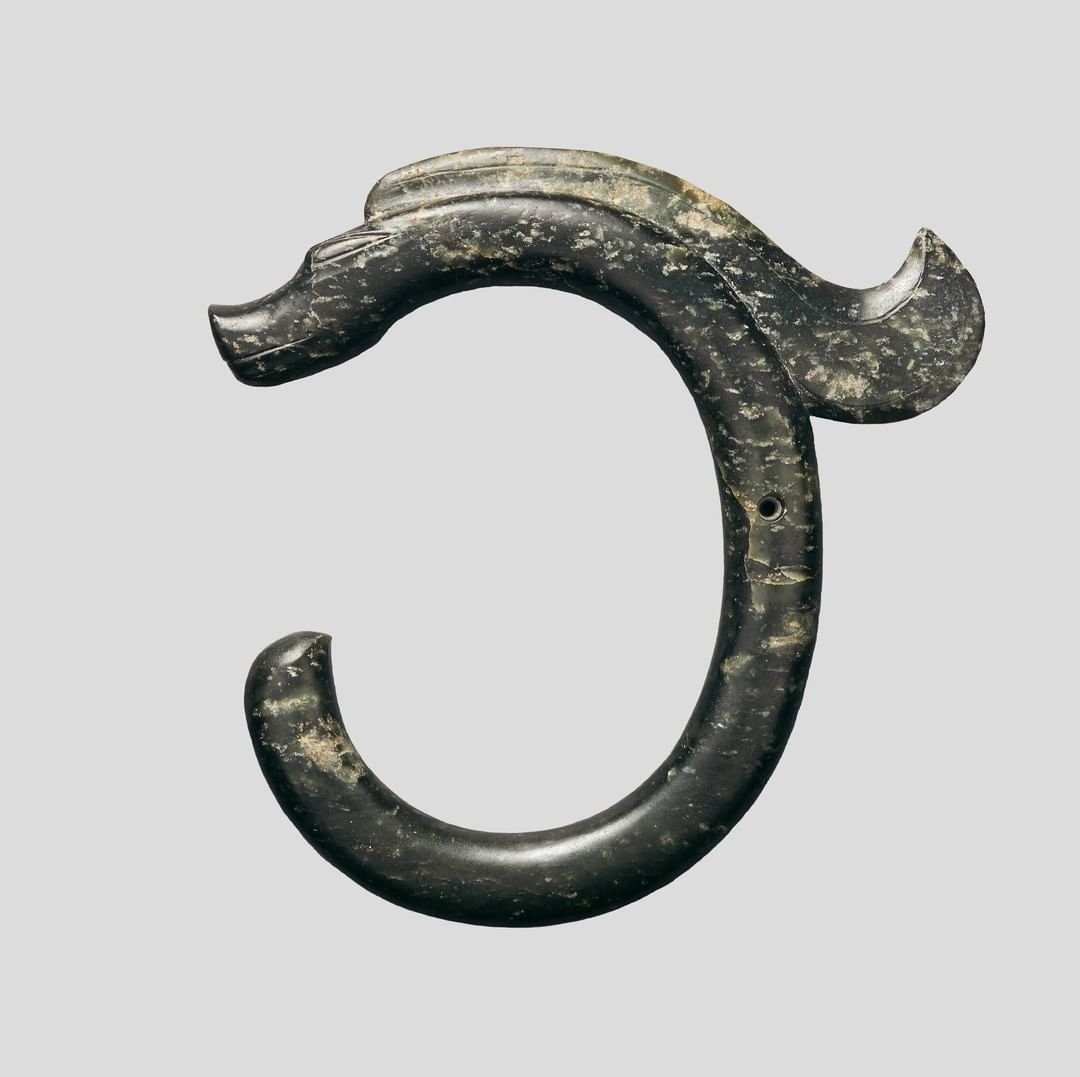 museums_org's tweet photo. Jade Dragon
Carved from dark green Xiuyan jade, it is known as “the First Dragon of China.”
This jade dragon is vividly shaped and exquisitely carved. Its body is smooth and clean, and its head features a long snout and thin eyes.

#museum #history #jade #nft #nftcollector #china https://t.co/unlJVS9bk9