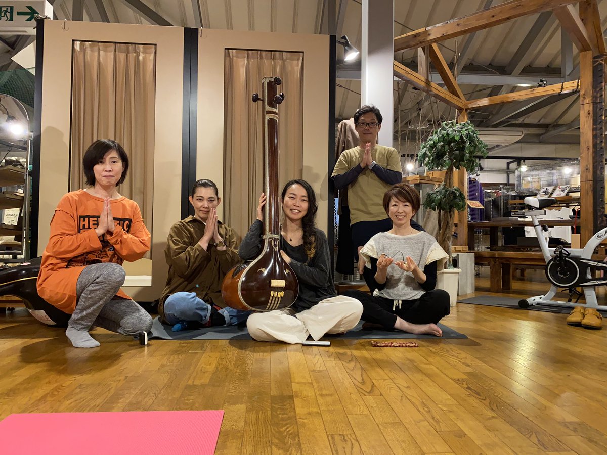 miwaohtani's tweet photo. 10月の #ツキイチ はさっ子さんのお店 #BPOINT でヨガ🧘♀️
さなえ先生の歌声と珍しい弦楽器のタンプーラ、ティンシャ✨それはもう一気にインドの雰囲気~👳🍛
穏やかな心地いい時間を過ごせました。深い呼吸大事だなぁ🙌伸びた~ https://t.co/wHR7xAC2xm