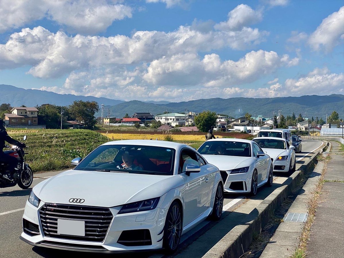 silver8j's tweet photo. 1.昨日の紅葉　山梨県北杜市

2-4.紅葉狩り🍁ツーリング
TTも赤や黄色🍁

#アウディTT
#touring
#audi #Auditt #ツーリング　
#紅葉 https://t.co/rtOL417m0U