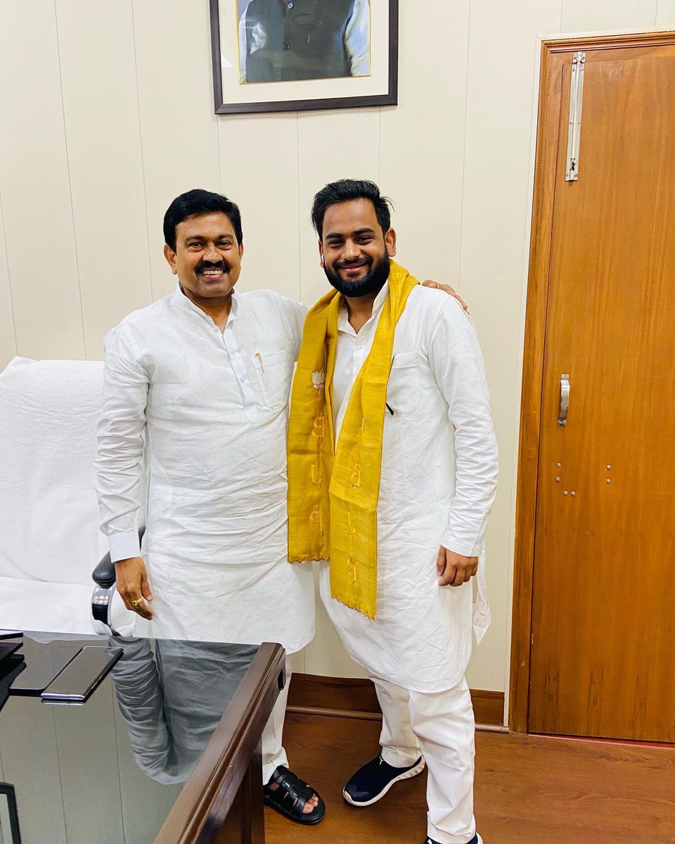 RahulPandeyBJPY's tweet photo. देश के यशस्वी केंद्रीय गृह-राज्यमंत्री माननीय श्री अजय मिश्र टेनी जी से उनके दिल्ली आवास पर भेट हुईं। https://t.co/SQWgFP8jQM