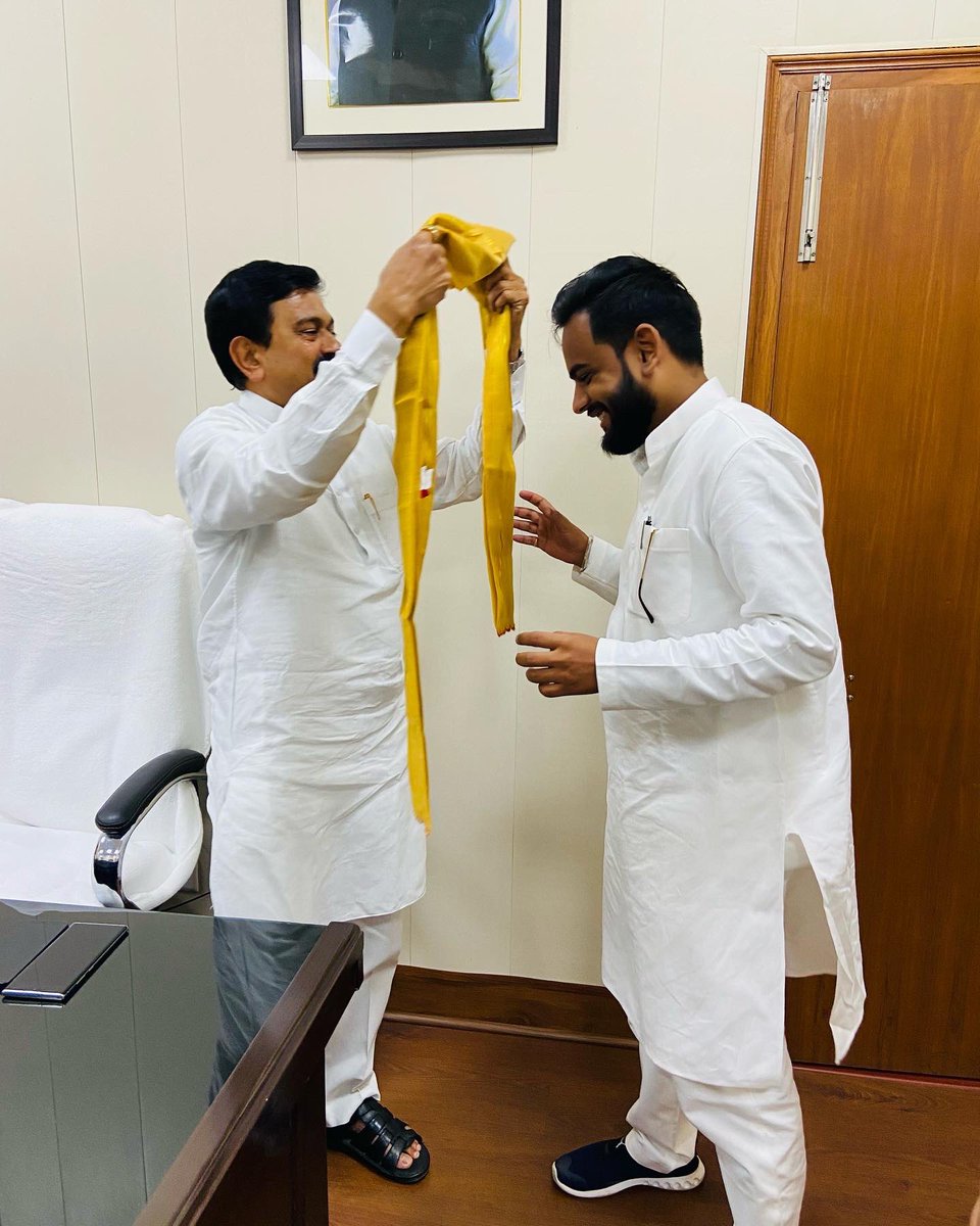 RahulPandeyBJPY's tweet photo. देश के यशस्वी केंद्रीय गृह-राज्यमंत्री माननीय श्री अजय मिश्र टेनी जी से उनके दिल्ली आवास पर भेट हुईं। https://t.co/SQWgFP8jQM