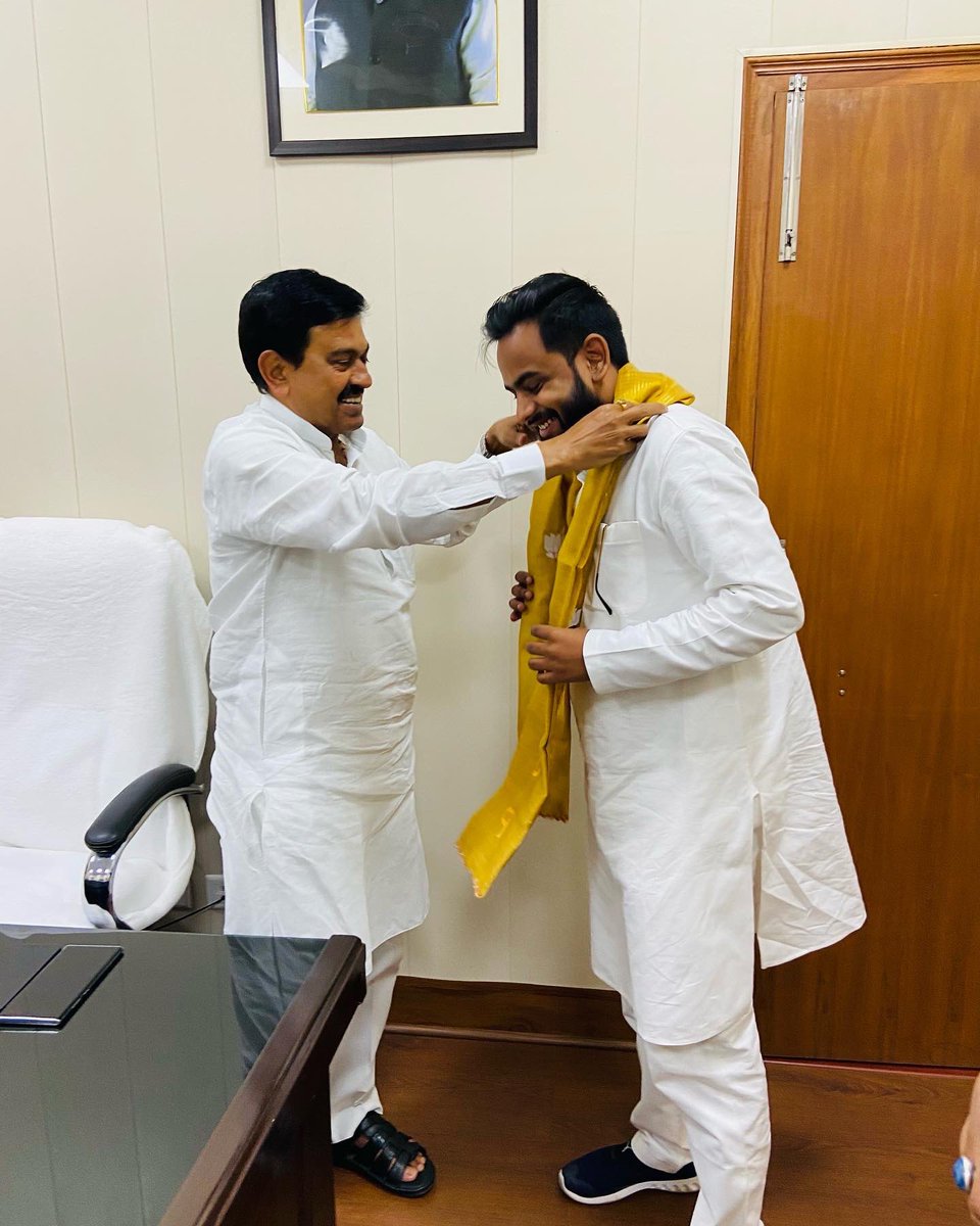 RahulPandeyBJPY's tweet photo. देश के यशस्वी केंद्रीय गृह-राज्यमंत्री माननीय श्री अजय मिश्र टेनी जी से उनके दिल्ली आवास पर भेट हुईं। https://t.co/SQWgFP8jQM