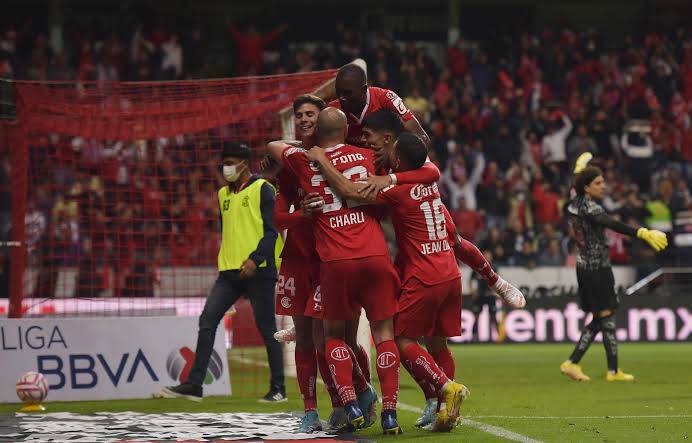 #América se quedó a un juego de empatar la marca de #CruzAzul de más partidos consecutivos sin perder en un mismo torneo

1️⃣5️⃣ Cruz Azul (Cl21)
1️⃣4️⃣ América (Ap22)

Ambos perdieron su racha ante el #Toluca 

#Liguilla
#LigaBBVAMX 
#LigaMX