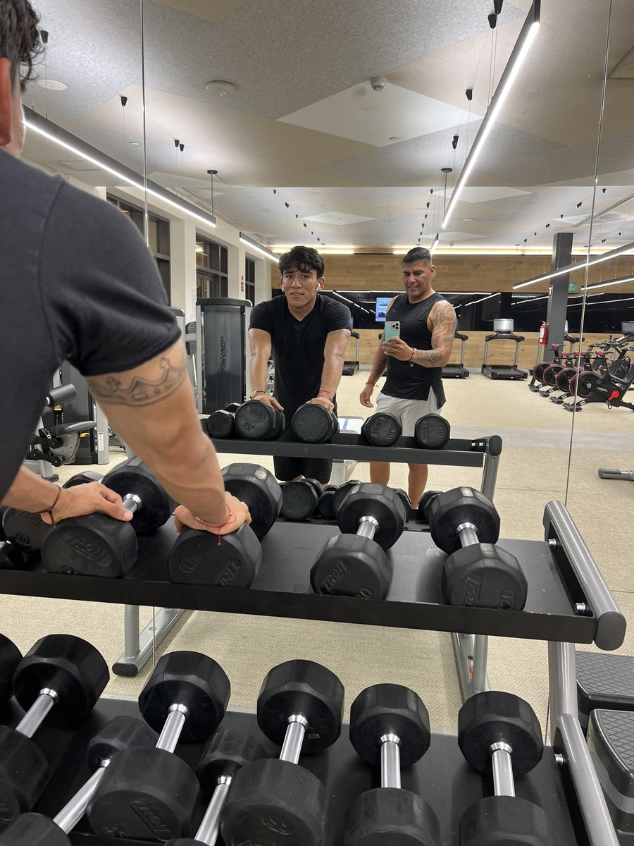 carlossalcido7's tweet photo. #familia #complice #compañerodegym #Miflaco #vacaciones #cumpleaños https://t.co/ZHy7e4RFkY