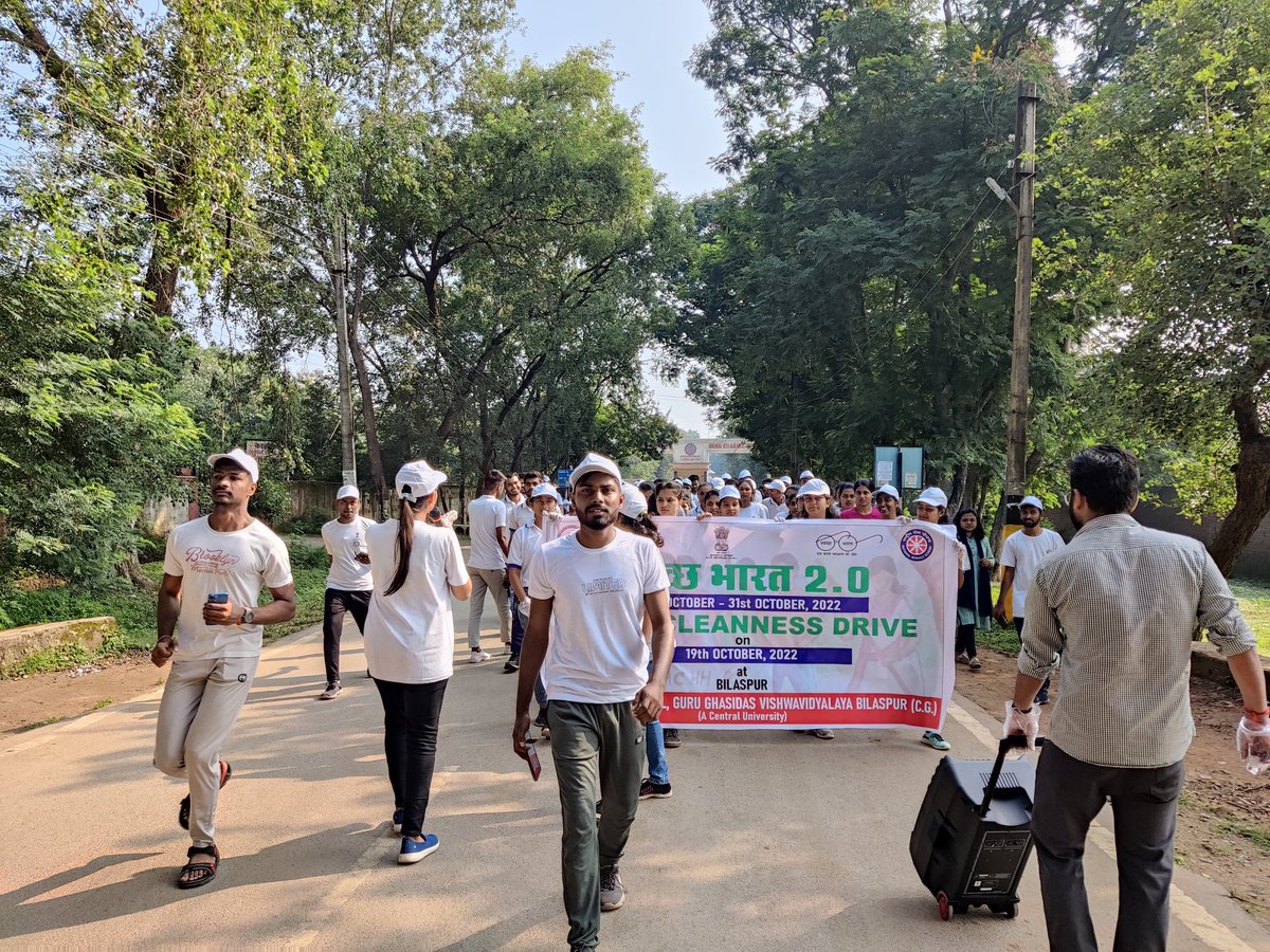 shubham_k_sahu's tweet photo. Mega Cleanliness Drive @nssggcuCG has collected more than 300 kg Single use plastic and garbage. Some glimpses
#CleanIndia2 #CleanIndiaWithNSS
@Yasministry
@ianuragthakur
@_NSSIndia
@NSSRDBhopal
@Pankajsinghips
@askabir_
@chakrawalalok
@ggv_smc https://t.co/mg1x5eEA1B